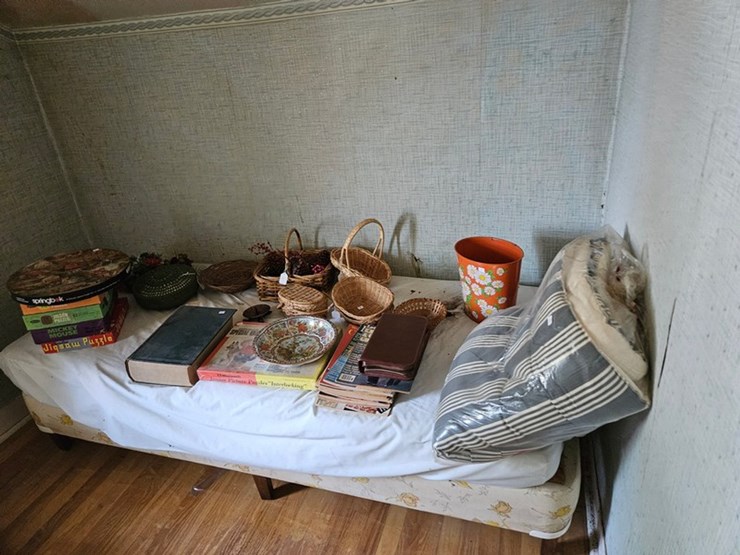 #8001-•-live-on-the-ground-house-hold-items-image-53