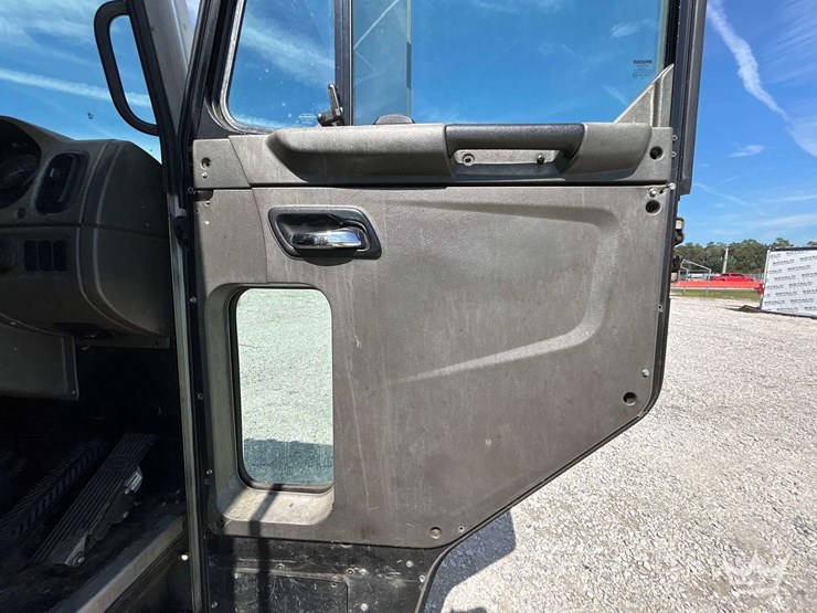 2017-peterbilt-520-image-35