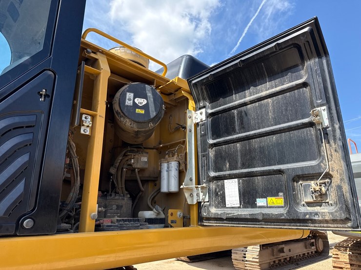 2019-caterpillar-352f-image-75
