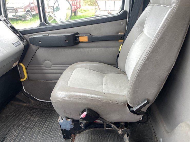 2004-freightliner-fl70-image-31