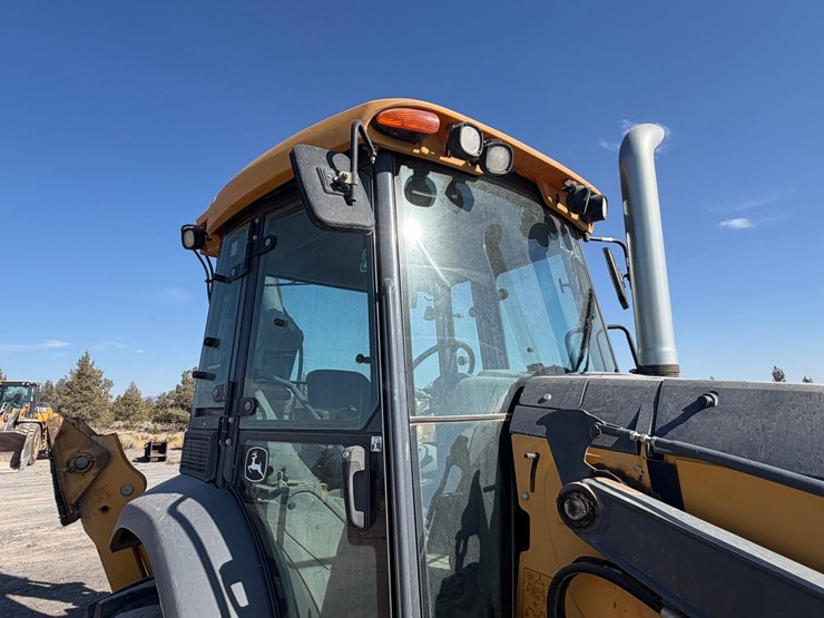 2017-deere-410l-image-24