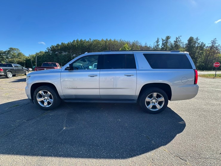 2017-chevrolet-suburban-image-1