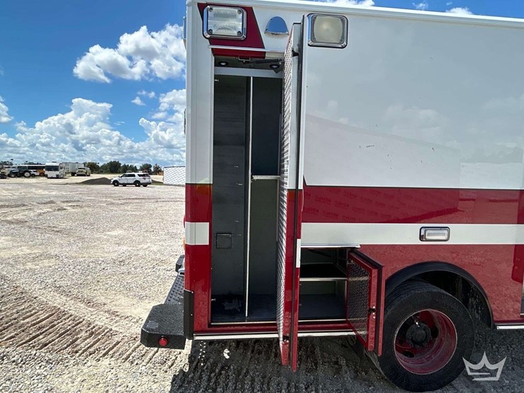 2015-freightliner-m2-106-image-32