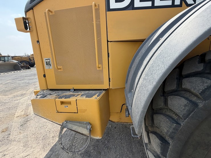 2019-deere-744k-image-42