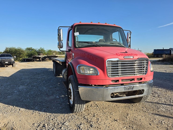 2006-freightliner-m2-106-image-21