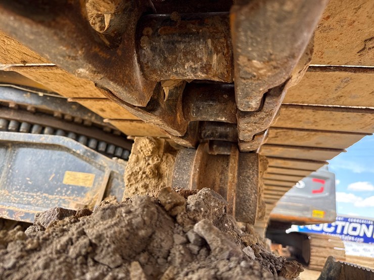 2019-caterpillar-352f-image-107