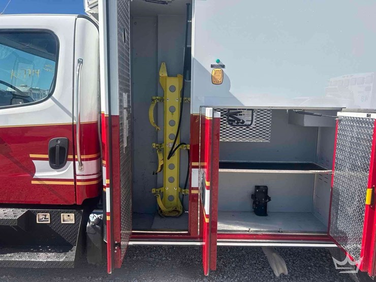 2016-freightliner-m2-106-image-28