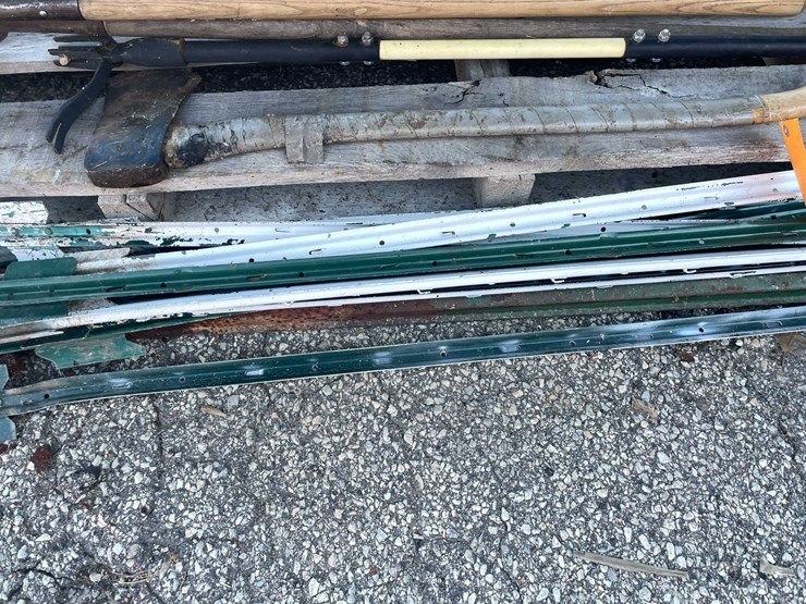#4094-•-garden-tools-and-fence-posts-(04)-image-5