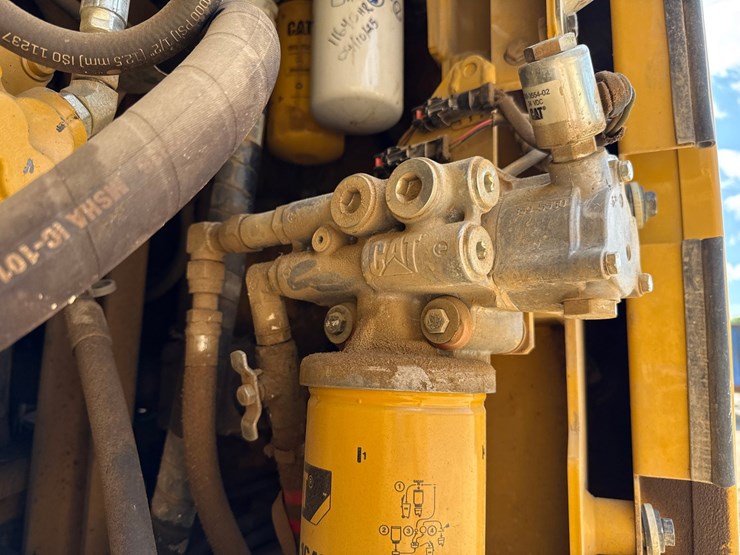 2019-caterpillar-352f-image-68