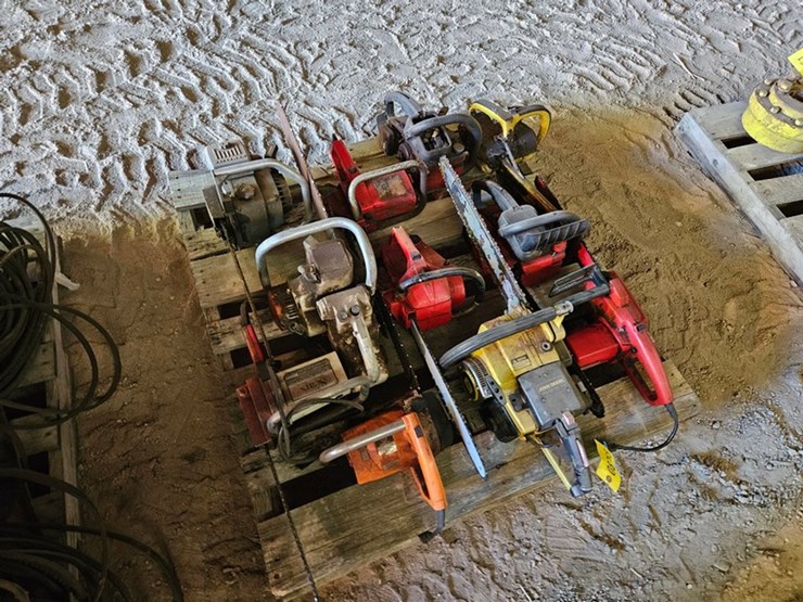 #8755-•-pallet-of-chainsaws-image-2