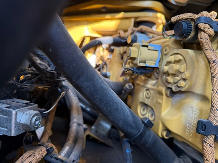 2015-caterpillar-cb66b-image-94