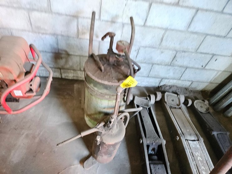 #8766-•-oil/grease-pumps-image-1