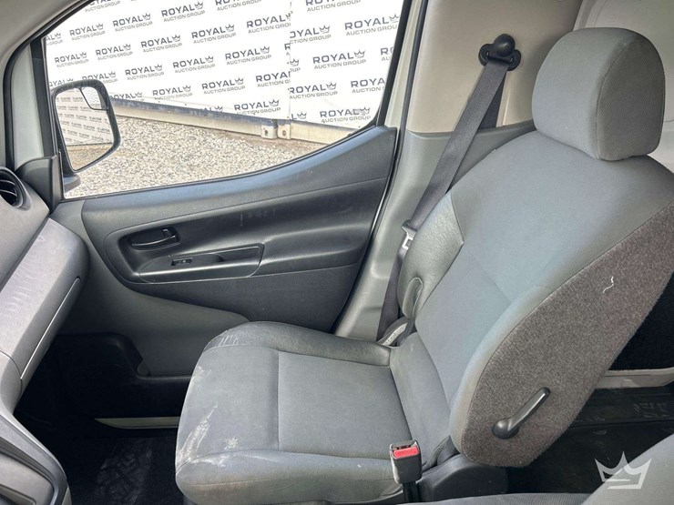 2014-nissan-nv200-image-21