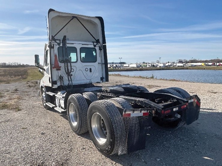 2021-freightliner-cascadia-126-image-2
