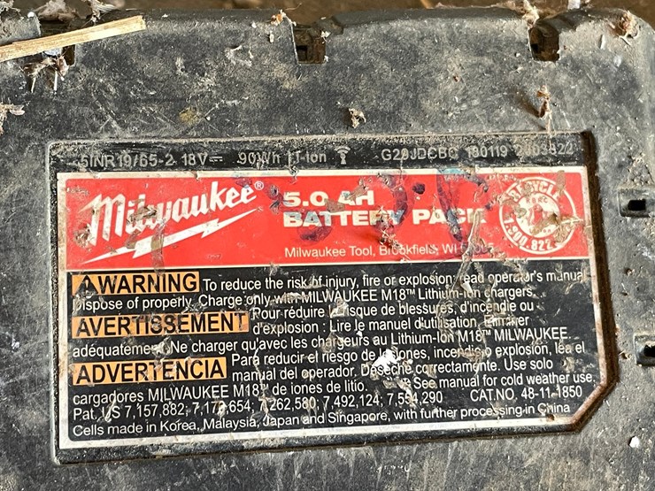 #5512-•-(3)-milwaukee-18v-batteries-and-charger-image-32