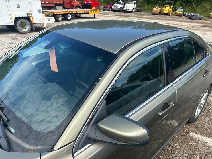 #2644-•-2013-ford-taurus-sedan-image-8