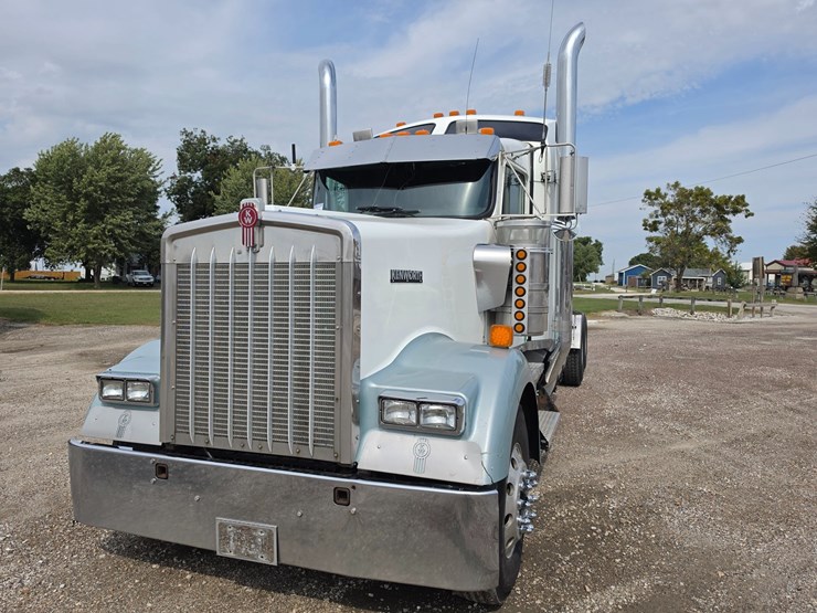 2007-kenworth-w900-image-1