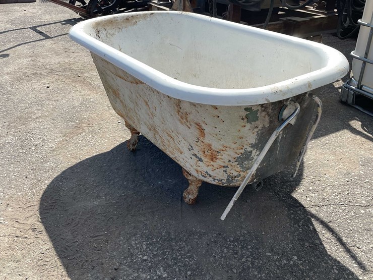 #4050-•-cast-iron-clawfoot-tub-(08)-image-1