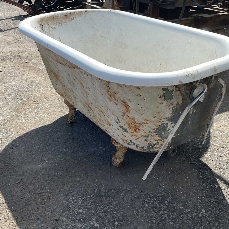 #4050 • Cast Iron Clawfoot Tub (08)