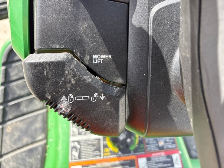 john-deere-x300-image-13