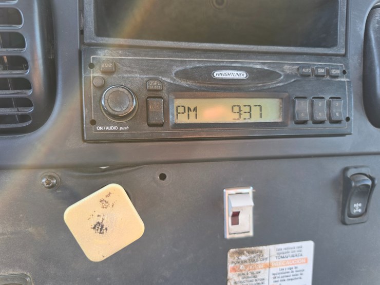 2006-freightliner-m2-106-image-58