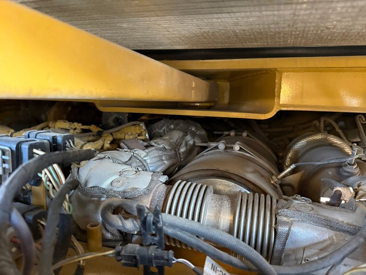 2015-caterpillar-cb66b-image-63