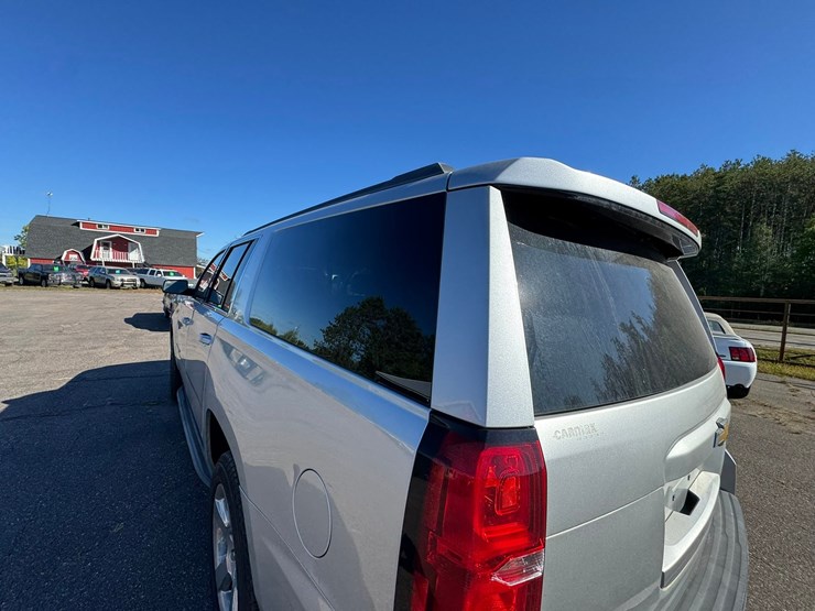 2017-chevrolet-suburban-image-13