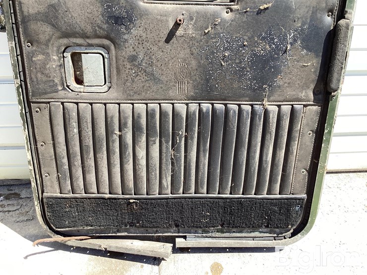 kenworth-bottom-latch-passenger-side-door-image-16