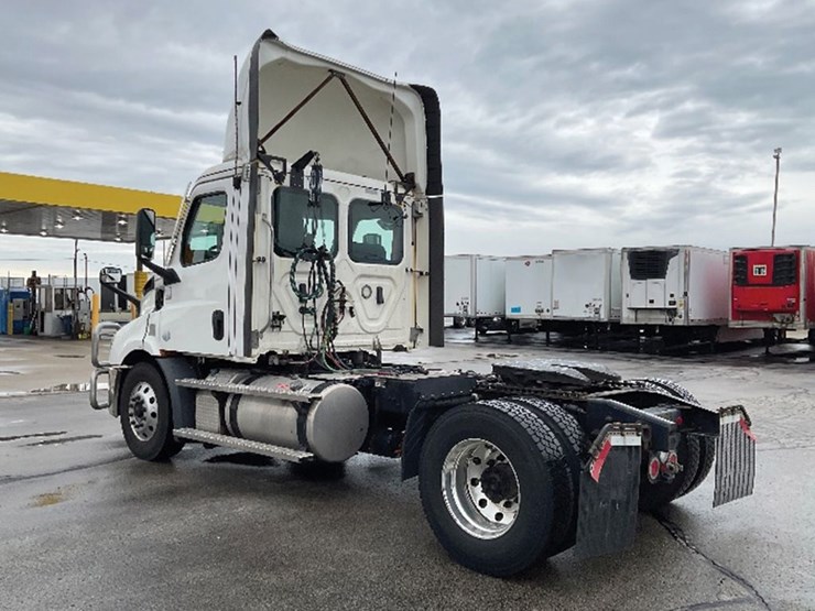 2021-freightliner-cascadia-116-image-2