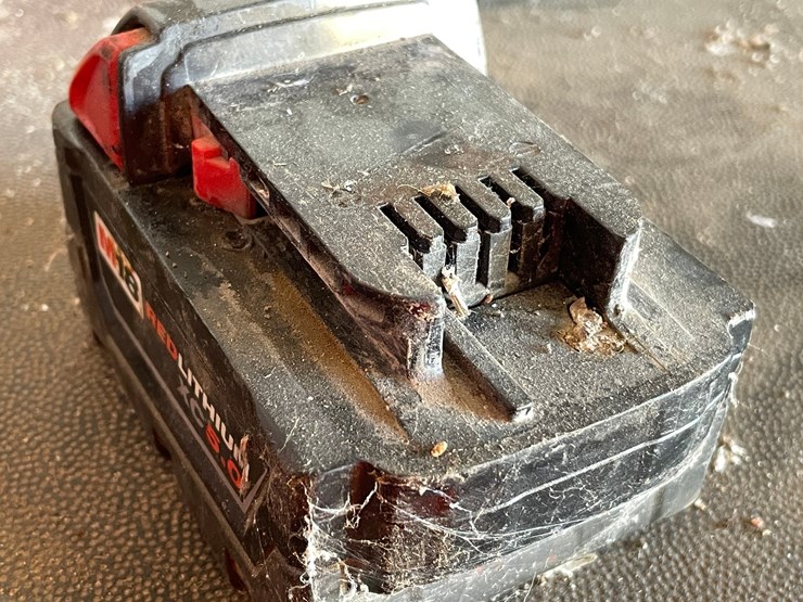 #5512-•-(3)-milwaukee-18v-batteries-and-charger-image-14