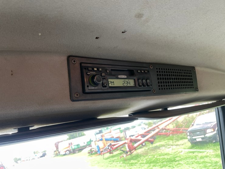 2004-freightliner-fl70-image-33