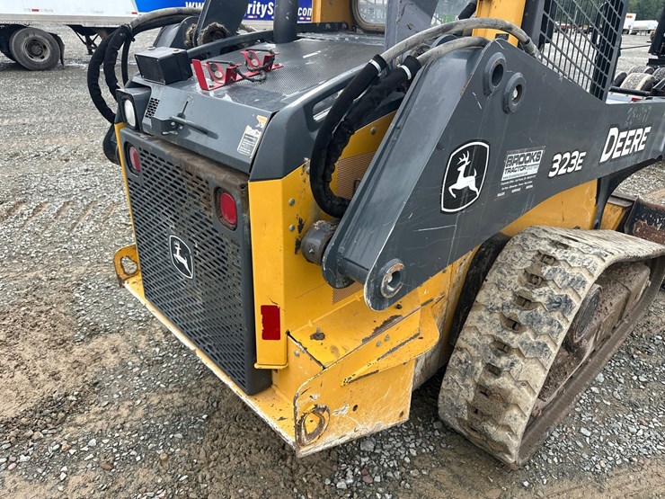 deere-323e-image-17