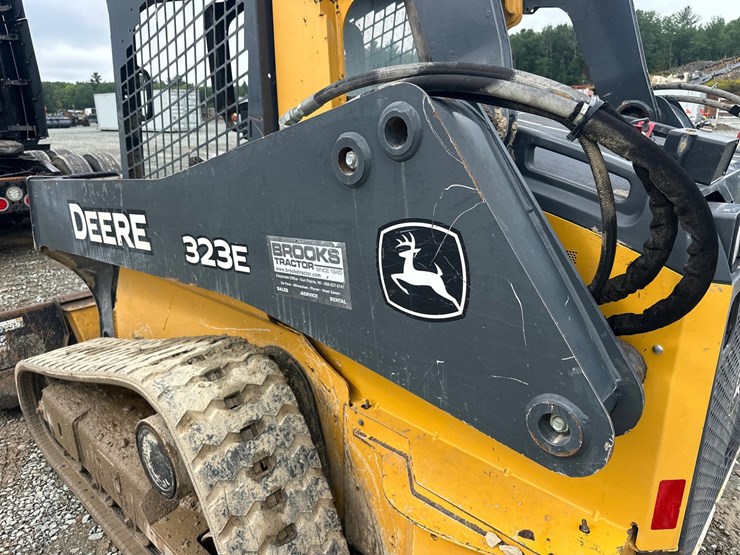 deere-323e-image-19