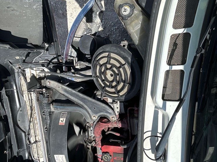 2015-freightliner-m2-106-image-8