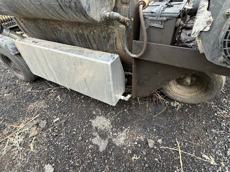 #2530-•-self-propelled-tar-wagon-image-8