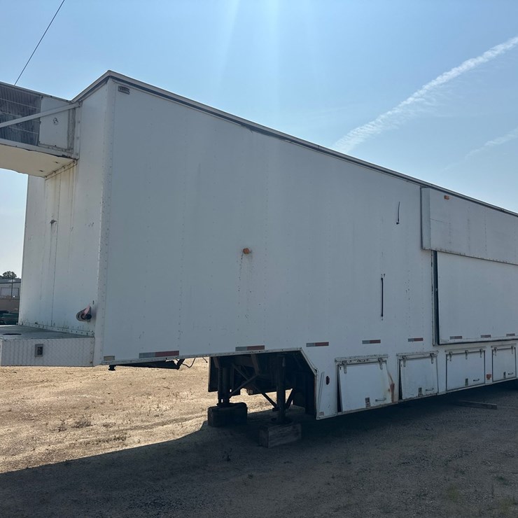 #2489 • 1990 Calumet MMT449L Lab Trailer