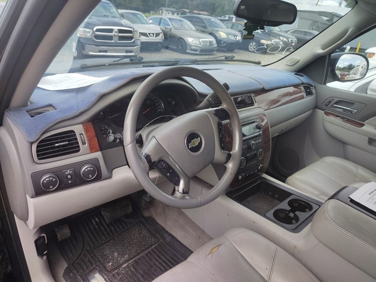 2012-chevrolet-suburban-image-7