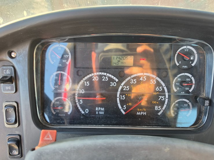 2006-freightliner-m2-106-image-62