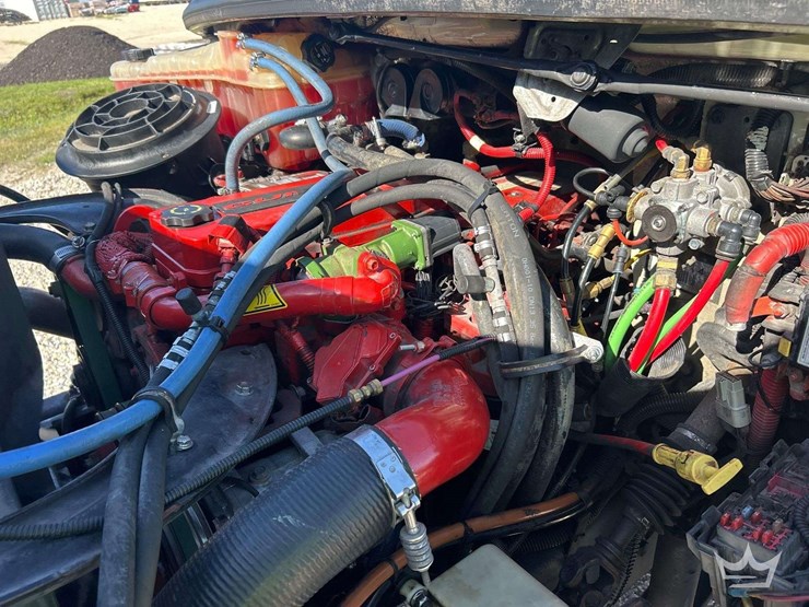 2016-freightliner-m2-106-image-11