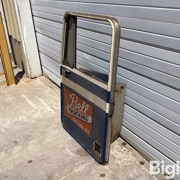 Kenworth Driver Side Bottom Latch Handle Door