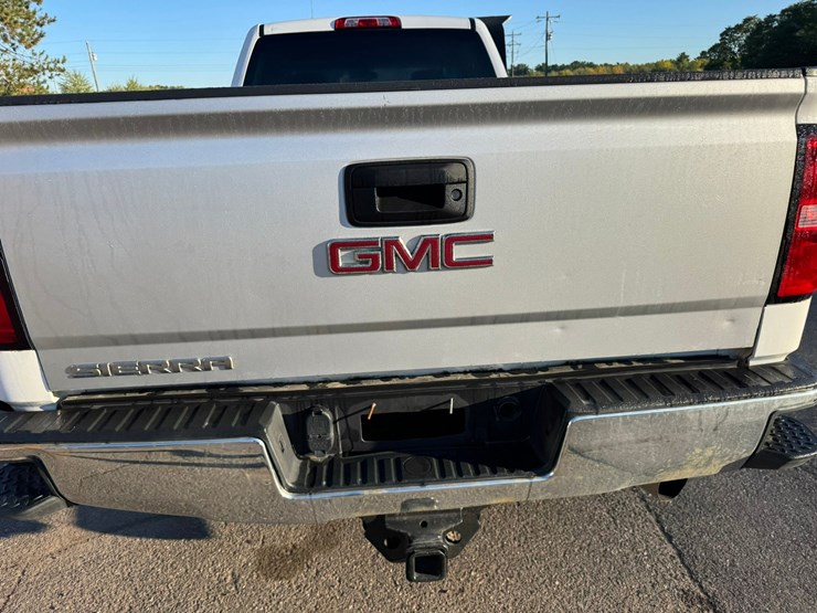 2015-chevrolet-3500hd-image-17