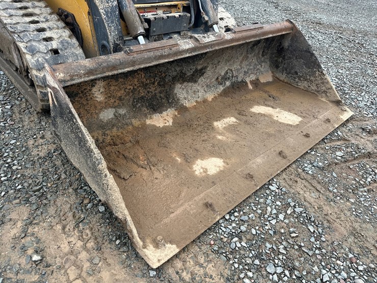 deere-323e-image-34