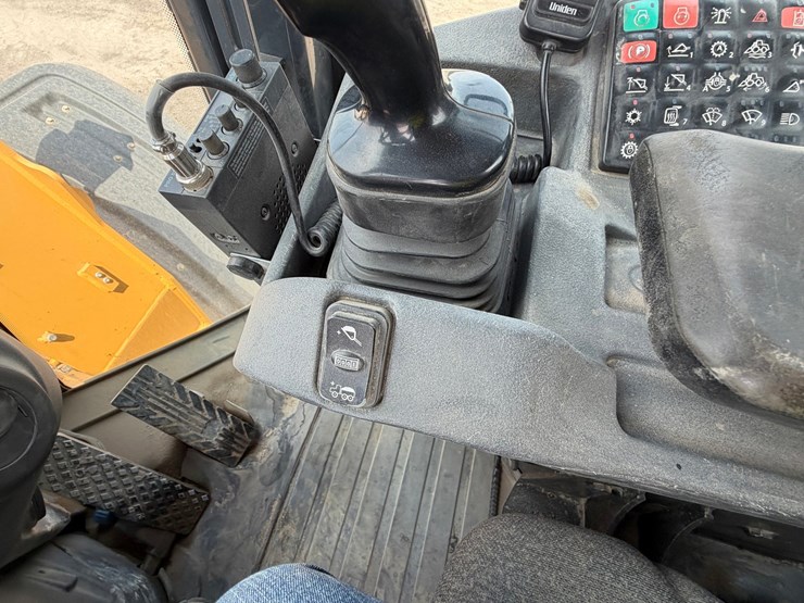2019-deere-744k-image-76