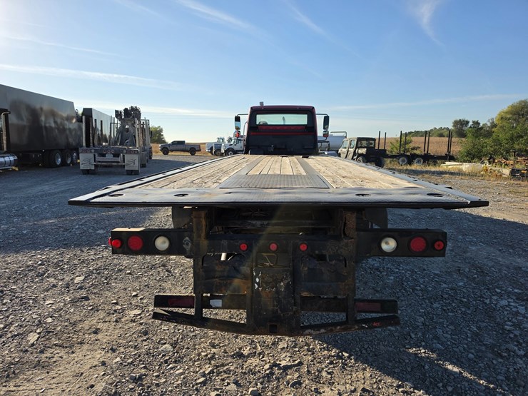 2006-freightliner-m2-106-image-12