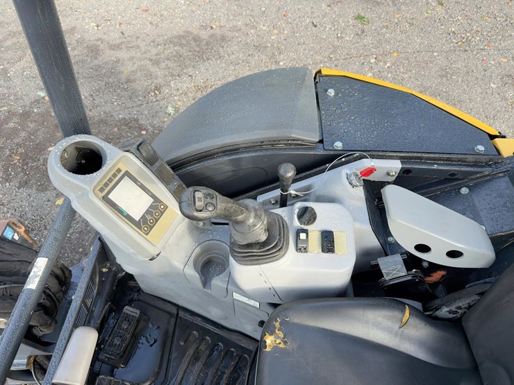 2021-deere-35g-image-30