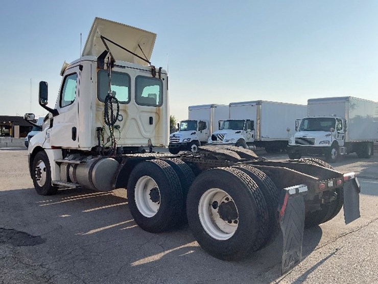 2019-freightliner-cascadia-126-image-2