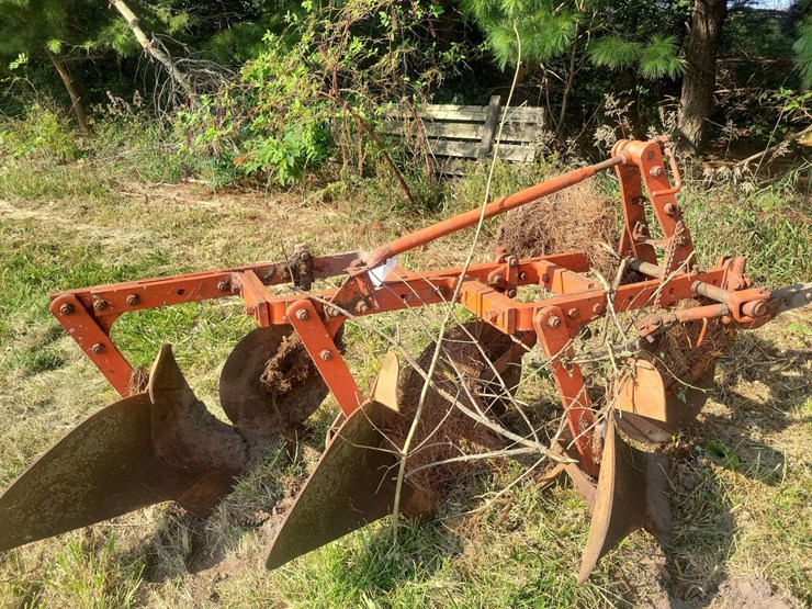 orange-three-bottom-tractor-plow-with-steel-frame-and-moldboards-image-3