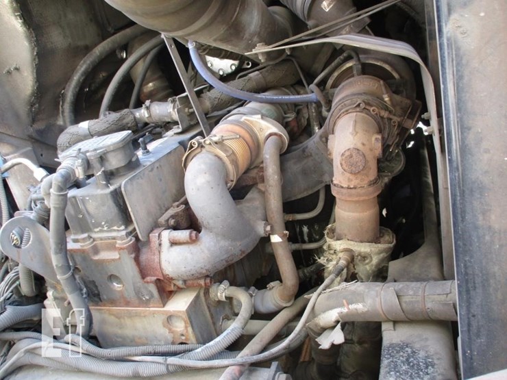 2010-peterbilt-320-image-6