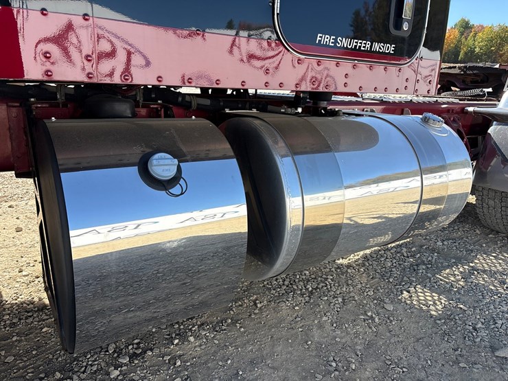 2023-kenworth-w900l-image-16