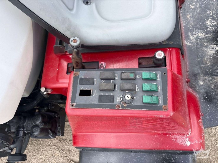 2010-toro-multi-pro-1750-175-gallon-low-profile-turf-sprayer-image-12